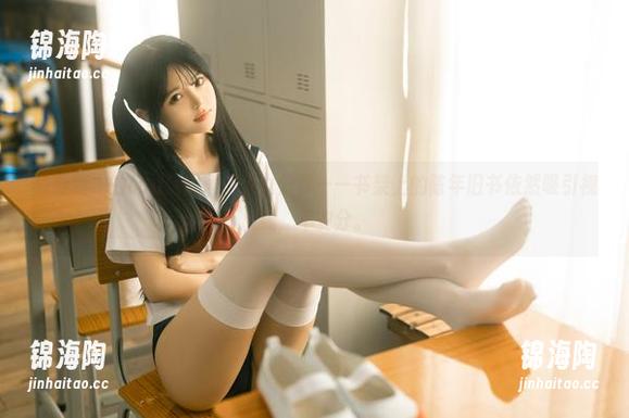 最新版本的rua阮阮居家少女分享——书架上的陈年旧书依然吸引视线，不安分。