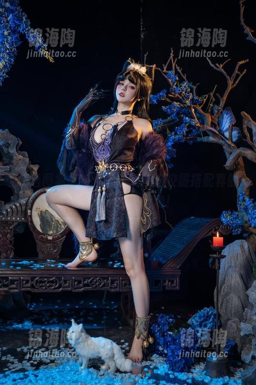 精选图集里的七月喵子，这校服搭配真的是不走寻常路呐！