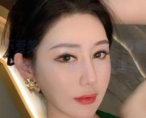 微密圈 - 不爱笑的赛琳的写真：西服与渔网丝袜的赛跑，谁会上演逆袭