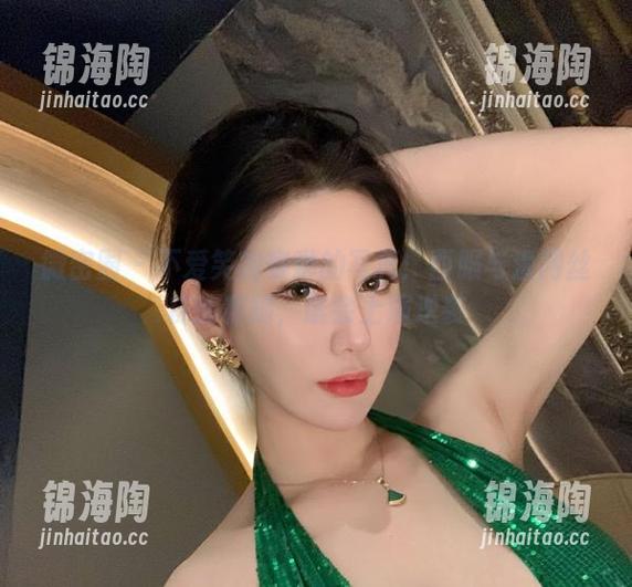 微密圈 - 不爱笑的赛琳的写真：西服与渔网丝袜的赛跑，谁会上演逆袭