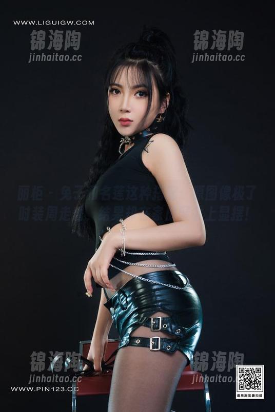 丽柜 - 兔子和名莲这种搭配：原图像极了时装周走秀，结果却在家庭聚会上显摆！