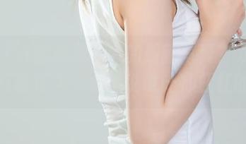 丽柜 - 谁能抗拒文芮的最新写真？双生花、红粉佳人，我是说设计师杠杠的。