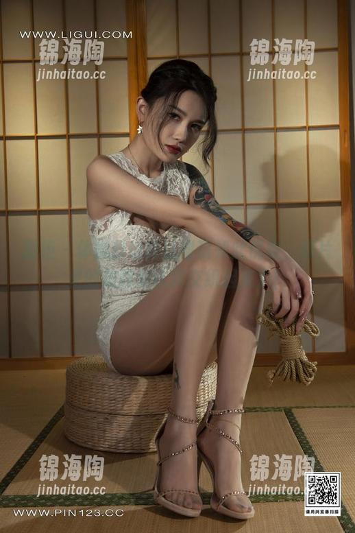 丽柜 - 体操服也能让甜甜如此优雅，照片里的放肆和认真交织起来了！