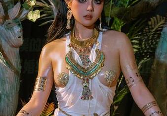 看完云溪溪的婚纱美图，我觉得我可能不想花钱买婚纱，只想让她帮我拍照了！