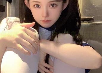 在倦倦喵的图册中，白丝吊带和玩味月光
