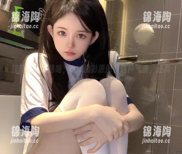 倦倦喵 汉服下的倦倦喵,cos撮影原图,这种气质,还真是捉摸不定。