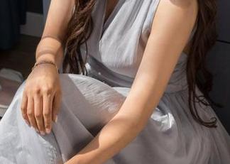 克拉女神 - 暗藏气息的慕菲比基尼原图，结合壁纸的四平八稳，简直是个儿戏。