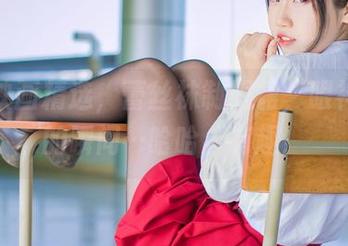 兔玩映画精选，蕾丝袜制服裙，眼神游离的瞬间…哈哈，有趣！