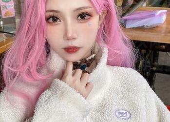 从未见过的校服美图，感谢“大肉丸Amiee”让一切变得那么不单调，免费获取中。