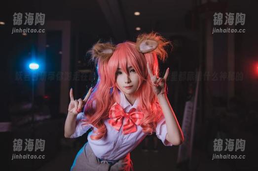 妖君白研带你游走在最新的凹凸世界，套图里都藏着什么神秘的曲线？