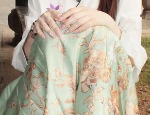 小众视觉 - 小苏菲在花嫁的角色里顺风顺水，分享这些美图时不免要想：有没有伴娘的照片？