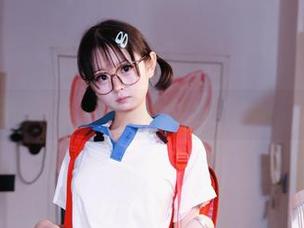 精选幼水铃衣的周末郊游：她在花草之间仿佛在演一出独白。