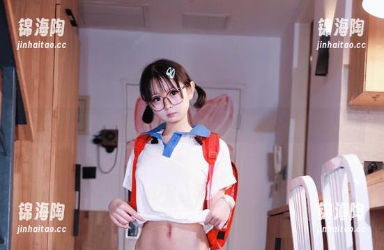 精选幼水铃衣的周末郊游：她在花草之间仿佛在演一出独白。