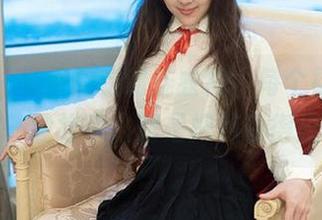 推女郎 - 杨伊的定制连衣裙，每个褶皱都像在讲述一段故事，愣是把我看得走神了！