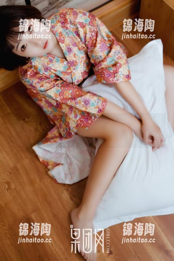 果团网 - 在线看何嘉颖黑丝，感觉像是在VIP试衣间，有种超现实的穿越感！