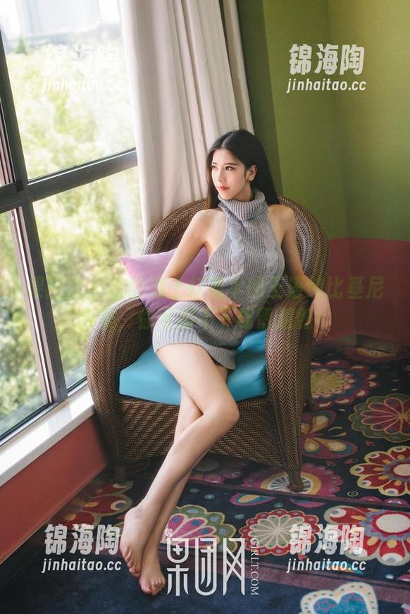 果团网 - 在沙滩上打着伞的王语纯比基尼合集，你可别不下载留遗憾！