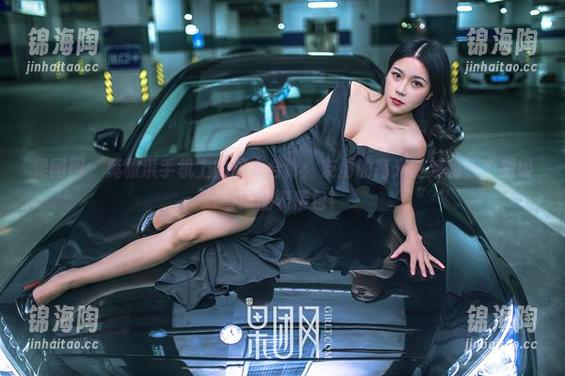 果团网 - 莫雅淇手机上的双人合影：友情的高光时刻和一个超级夸张的表情包！