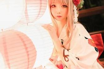 楚楚子w的写真让我想起了我的偶像梦，图包里的每一件打歌服都在引发遐想。