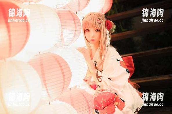 楚楚子w的写真让我想起了我的偶像梦，图包里的每一件打歌服都在引发遐想。