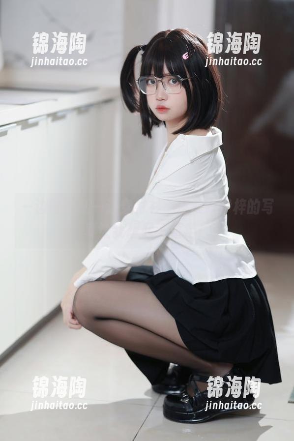 一边吃雪糕一边穿衬衫，洛桑w伊梓的写真让我想起了童年！