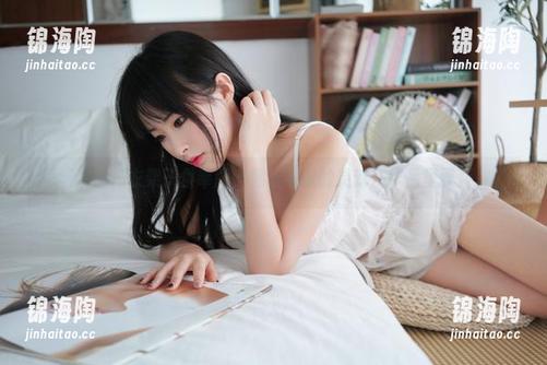 清水由乃衣架子供奉图，黑丝毛衣的灵魂在作品里飘荡。