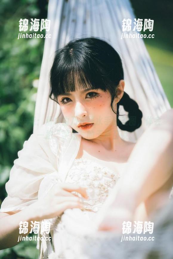 直接点：清水由乃在线水手服美图，体会一把“学姐”的无声召唤。