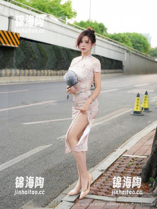 秀人网-噜噜妞儿 秀人网 - 哎呀,论吊带的魔力,噜噜妞儿这波福利太赞了吧!没理由不收藏的图包。