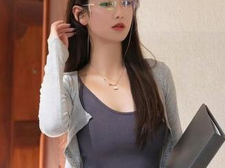 秀人网 - 黑色原图：陈以二在每个细节上都透露出一种懒散的美感，全套补给你暴击！