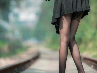哦，原图里每个细节都好想问西瓜少女，那网袜是从哪里来的？