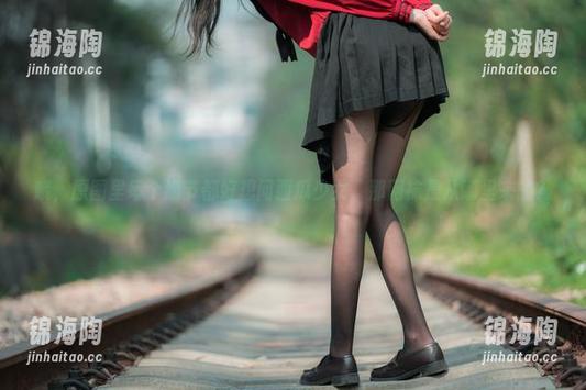哦，原图里每个细节都好想问西瓜少女，那网袜是从哪里来的？
