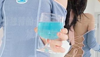 观看这份独特的作品：迷之呆梨与吉他妹妹的微妙交融