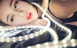 青豆客 - 伍月yuer的这组水手服写真，倒让我想到某部经典动漫。