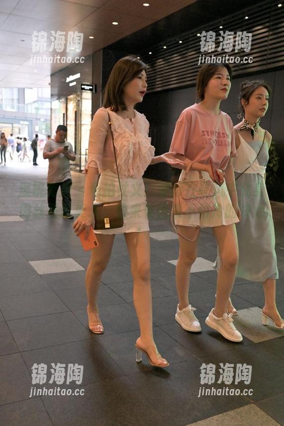 魔镜街拍 - 私拍仗义！婷婷在寒风中化身肉丝圣诞美人，快来看图集不怕冷的决心！