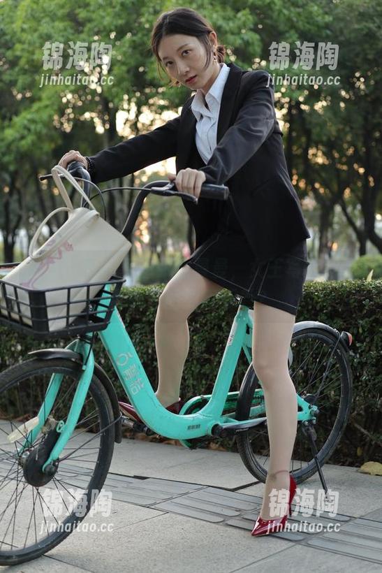 魔镜街拍 - 蒙着眼的曼曼，女王写真和谐否？套图要不要看？