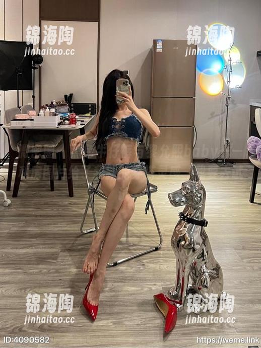 黎允熙baby 微密圈 - 黑色牛仔裤与黎允熙baby——私房图片给了我新的穿搭灵感,我要去试试。